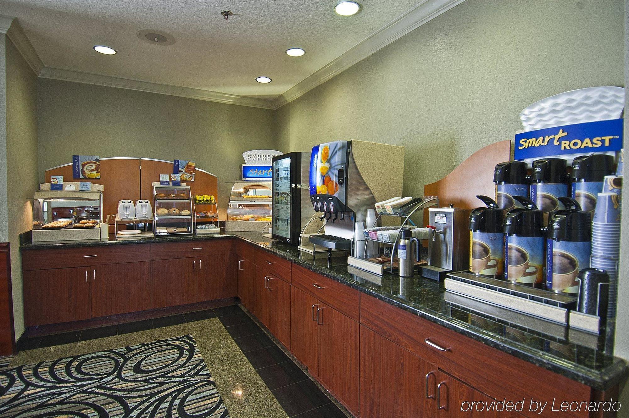 Holiday Inn Express Hotel And Suites Lake Charles By Ihg Restaurant photo